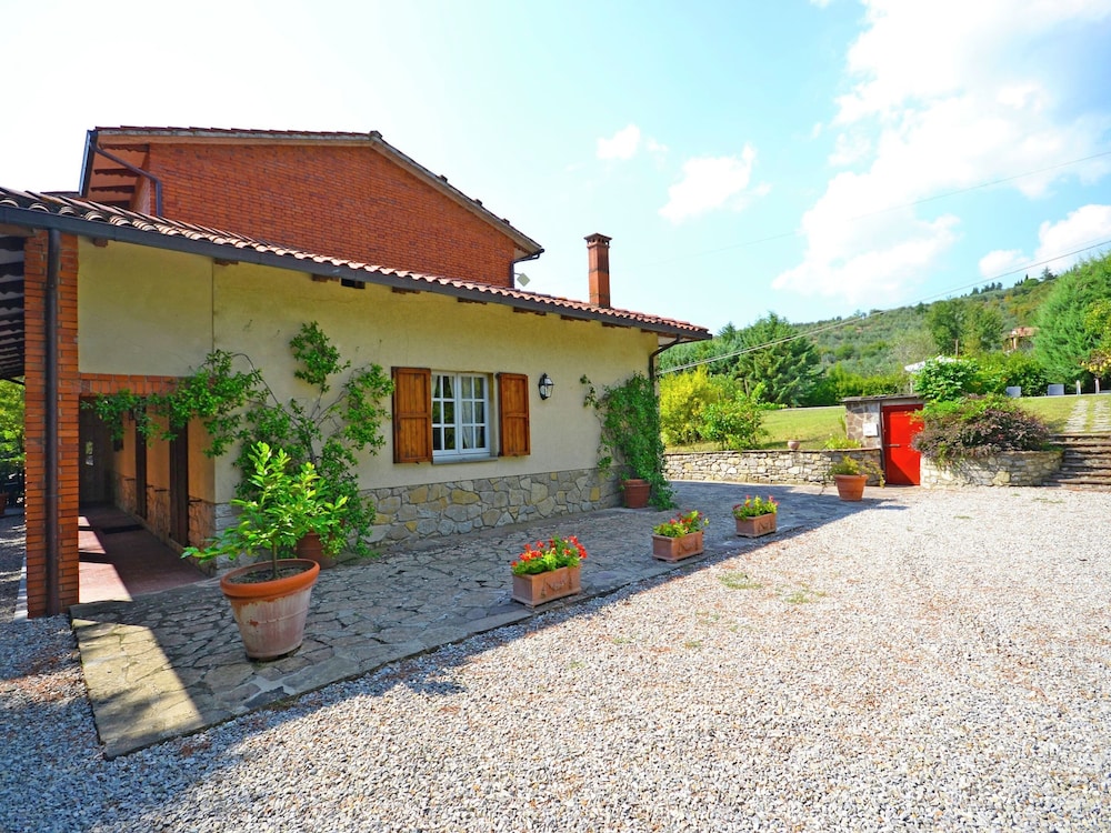 Belvilla by OYO Villa Mimosa — 4-Star Luxury Hotel in Cortona, Italy