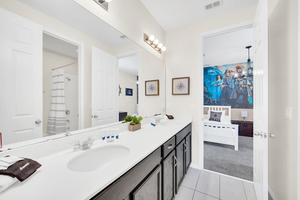 Chic Resort Villa: Themed Rooms Pool & Game Room - photo 33