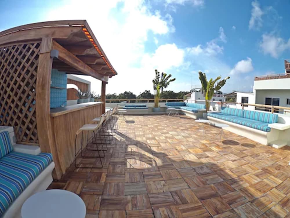 Poolside bar