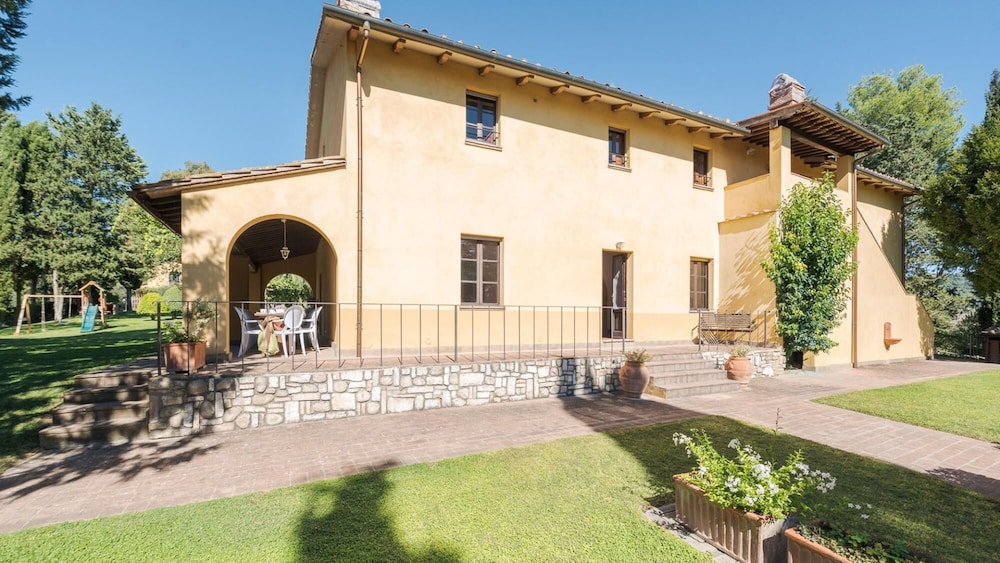Villa Ginestraio 14 Emma Villas — 4-Star Luxury Hotel in Palaia, Italy