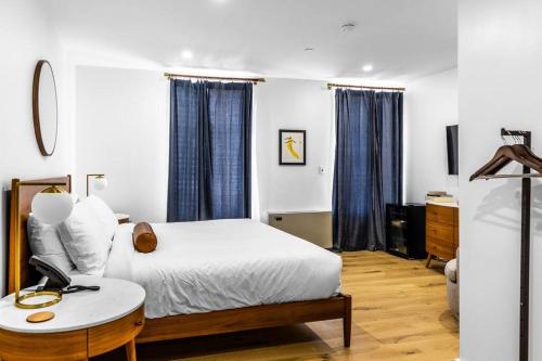 Historic Hotel King Bed Fast Wifi Room 104 — Bangor