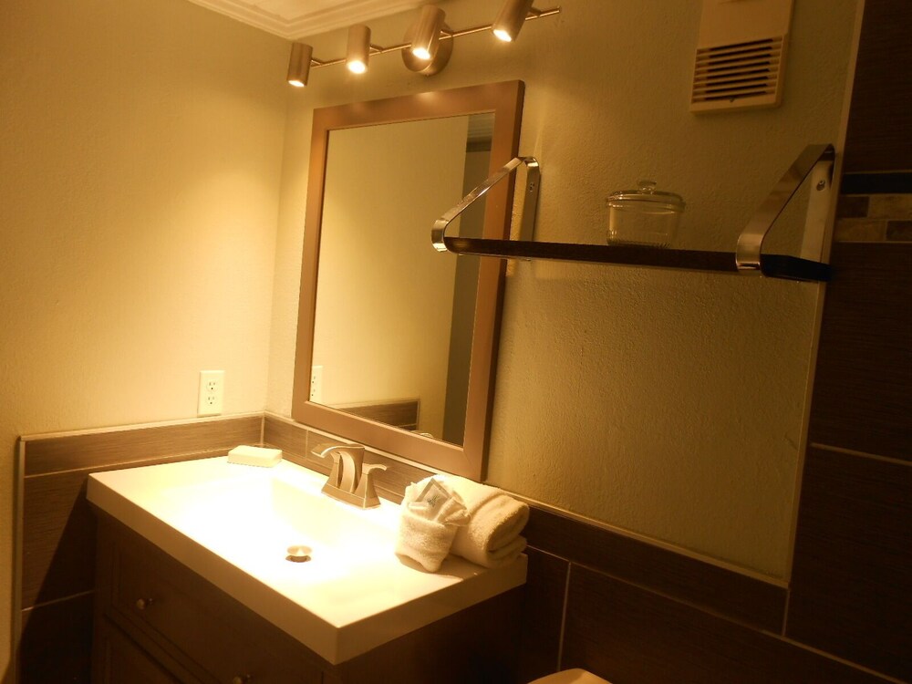 1205 Waters Edge Resort 1 Bedroom Condo by Redawning - photo 12