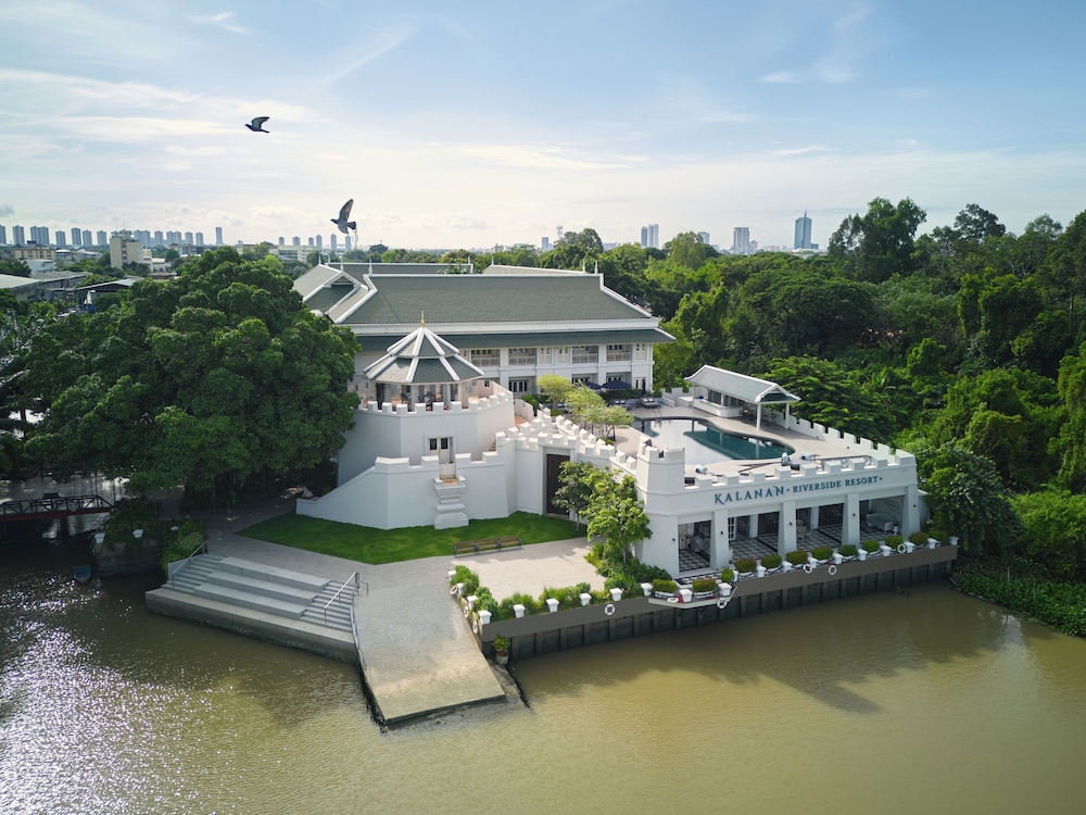 Kalanan Riverside Resort in Pak Kret, Thailand