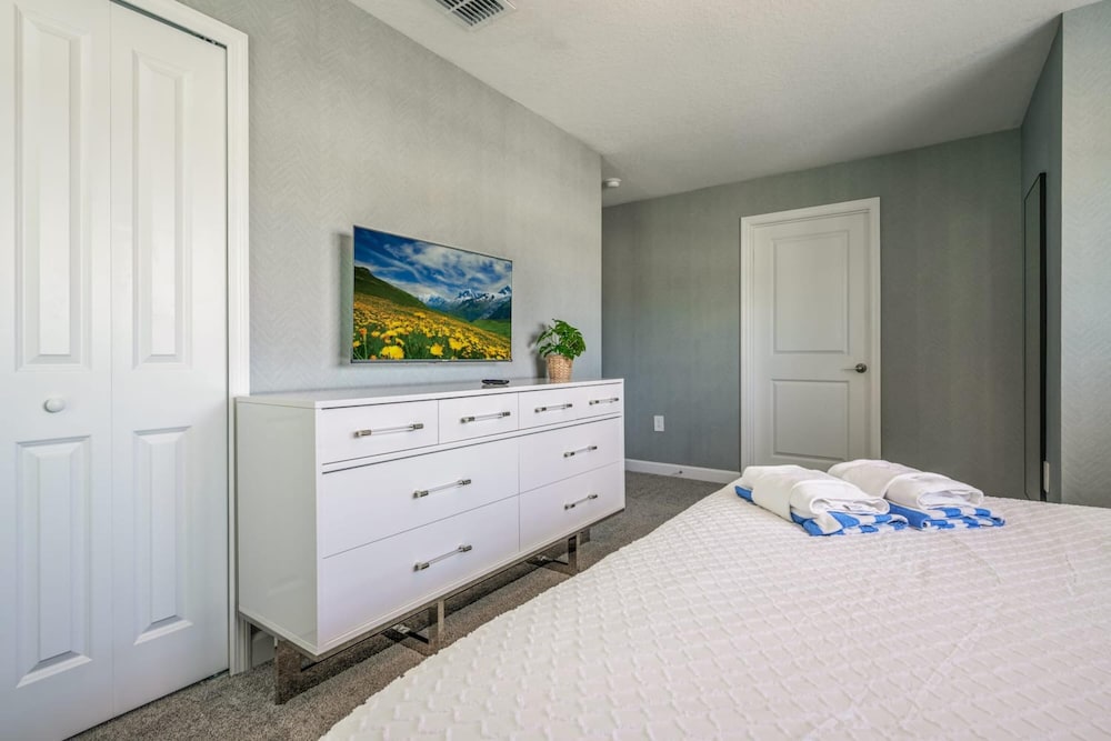 Opulent Retreat Themed Bedrooms and Pool Paradise - photo 22