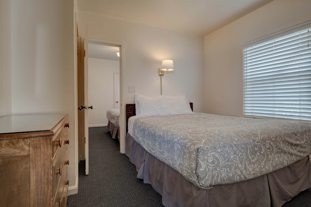 Ester Lee Oceanview Inn - photo 17