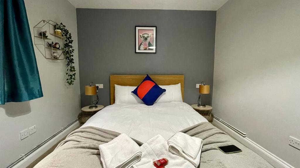 Riverview 1 Bed Apartment with Parking by Cozynest