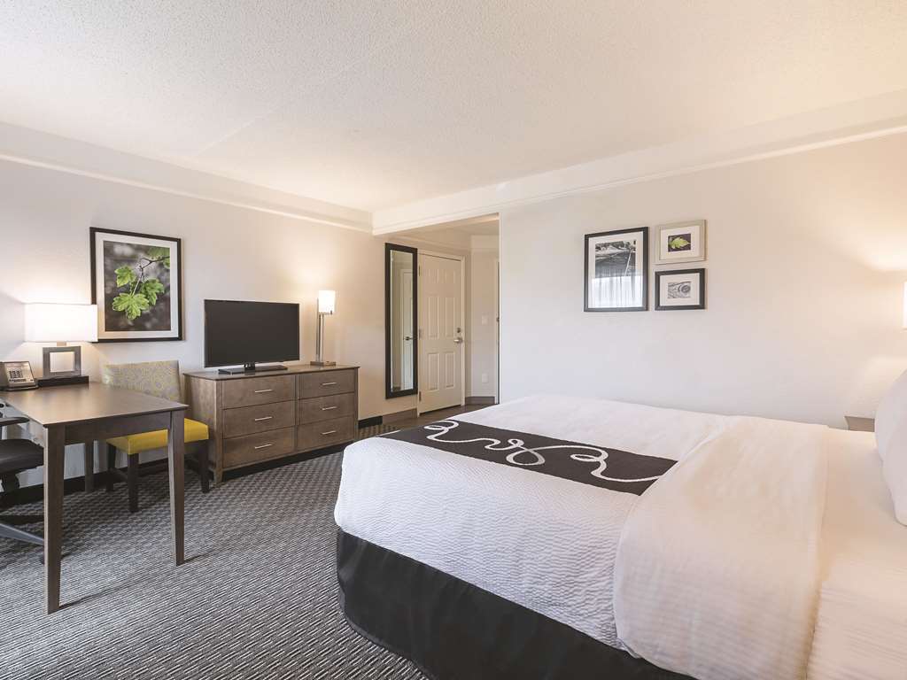 La Quinta Inn & Suites by Wyndham Dallas Plano West - photo 15