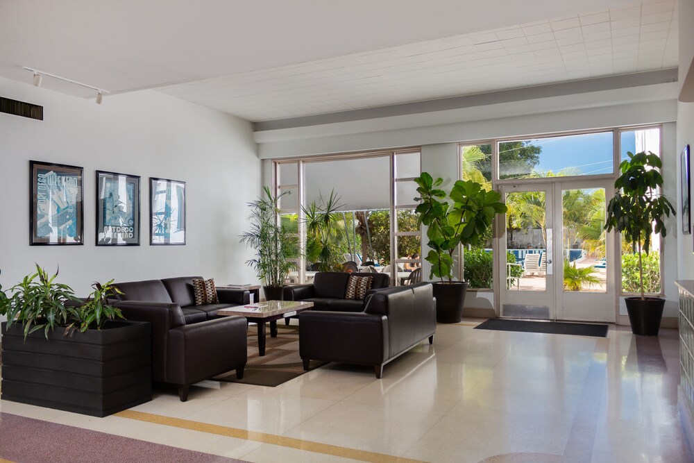 Tropics Hotel and Hostels - photo 4