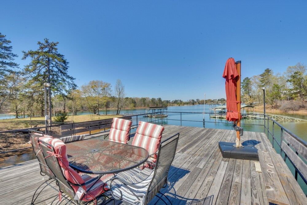 Georgia Getaway with 2 Story Dock By Lake Hartwell — hotel in Hartwell