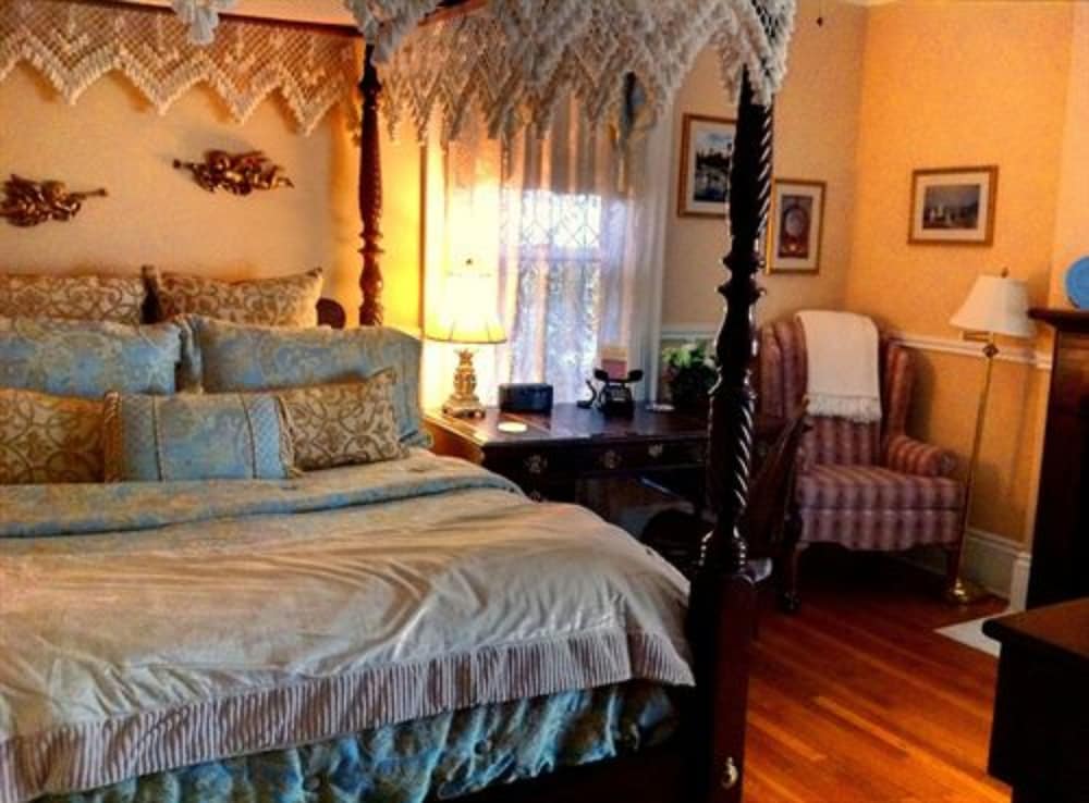 Brass Pineapple Inn - photo 11