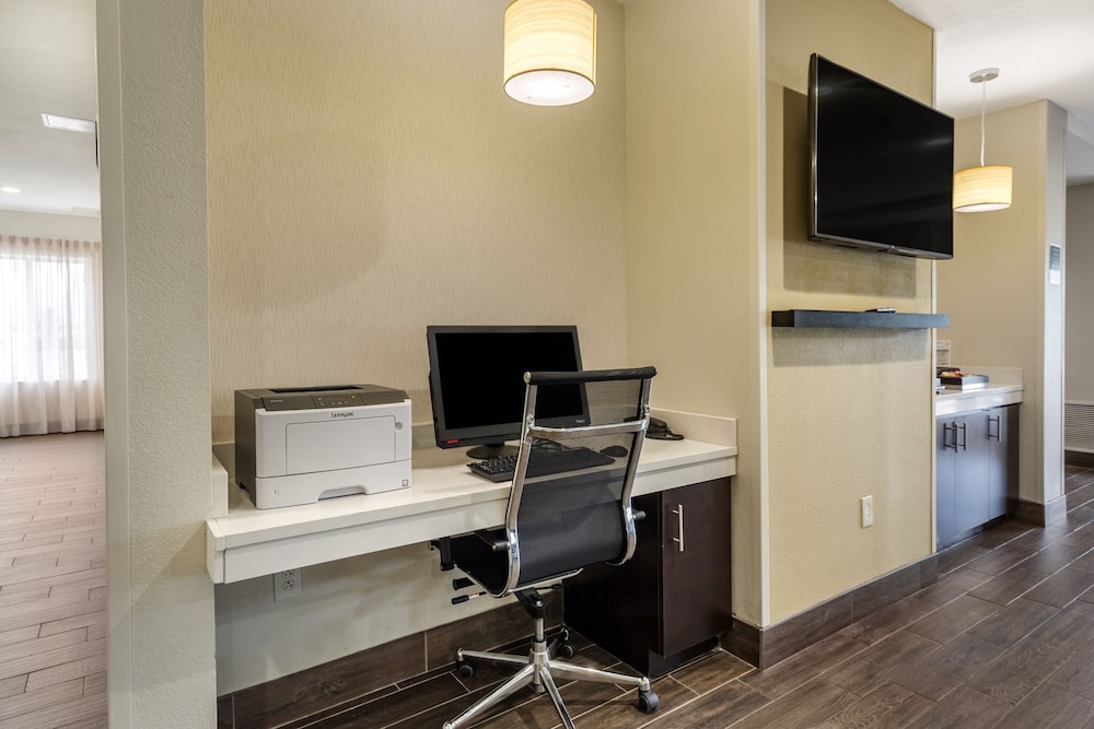 Garner Hotel Clarksville Northeast by IHG - photo 37