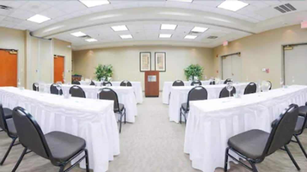 Holiday Inn & Suites Goodyear West Phoenix Area by IHG - photo 48