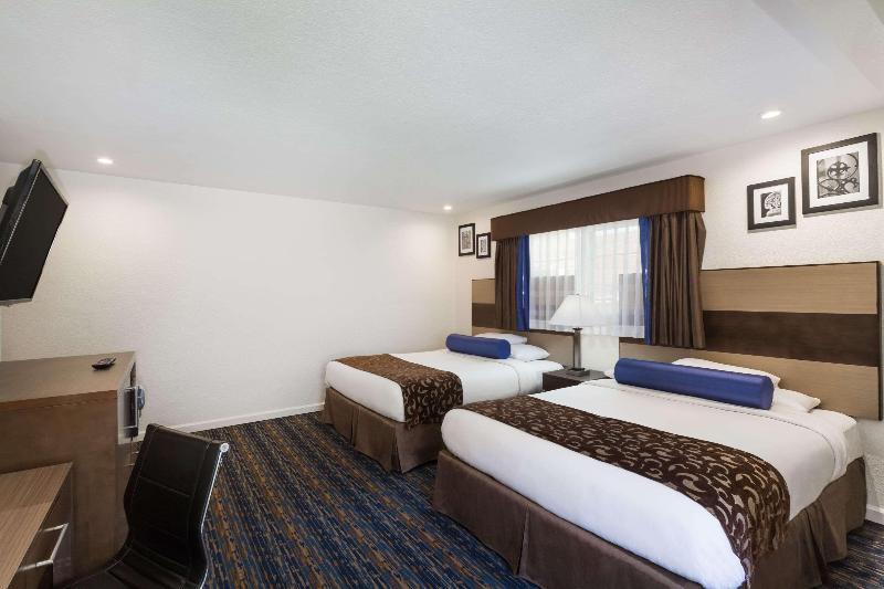 Howard Johnson by Wyndham Berkeley - photo 13