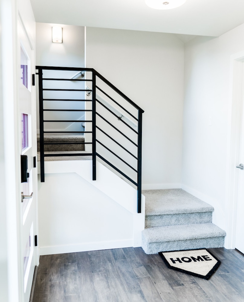 Sky Mark Lux 2 Seattle's Best Modern 3BD HomeTel - photo 12