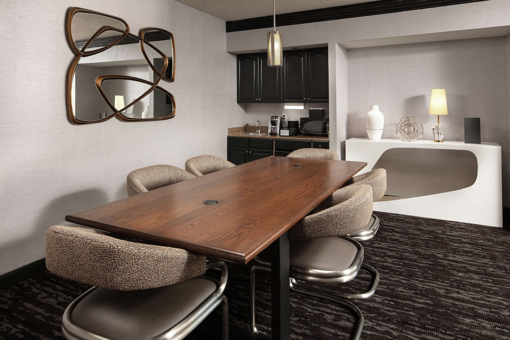 Embassy Suites by Hilton Crystal City National Airport - photo 11