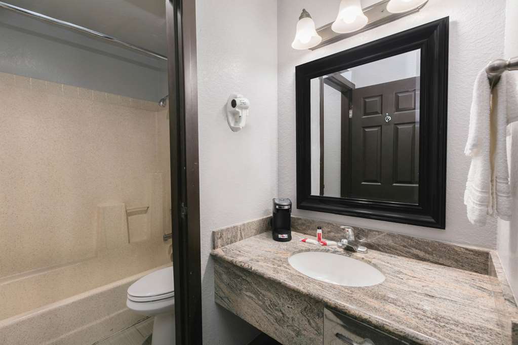 Super 8 by Wyndham Austin University Downtown Area - photo 15