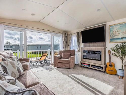 Charming Chalet at Lakeside Park Pass the Keys — 4-Star Luxury Hotel in Chichester, United Kingdom