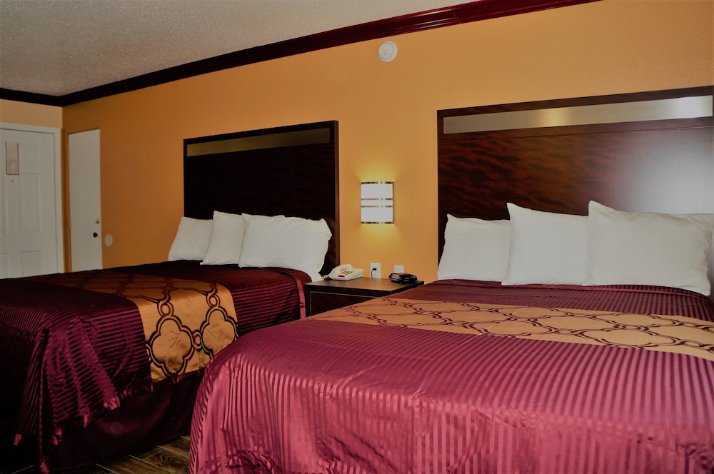 America's Deluxe Inn - photo 10