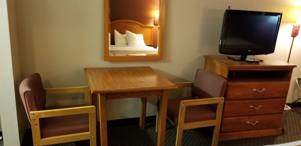 The Parkwood Inn & Suites - photo 11