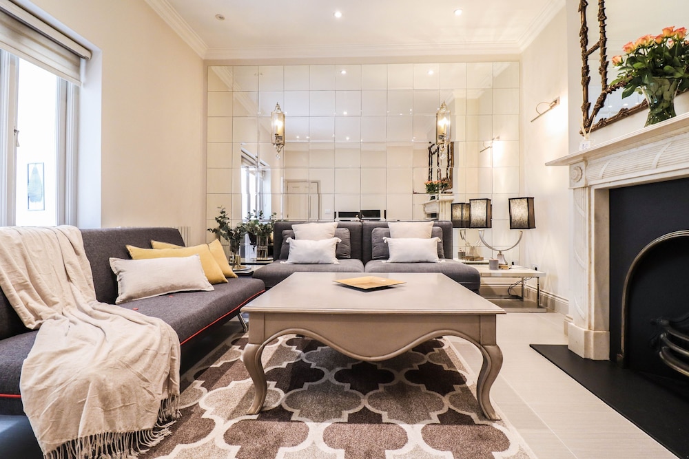 Elegant One Bedroom Kensington Flat with Patio — 4-Star Luxury Hotel in London, United Kingdom