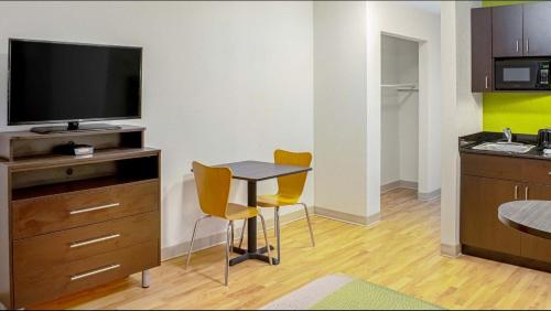 Crossland Economy Studios Cincinnati Springdale Tri Cty Mall - photo 3