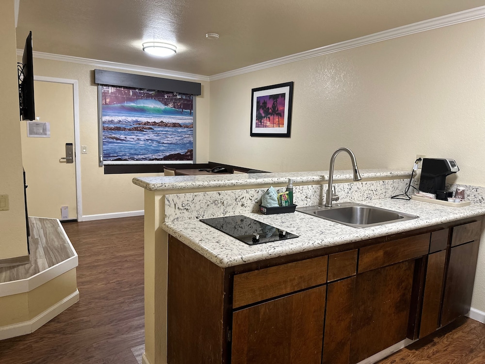 Beachwalker Inn and Suites - photo 5