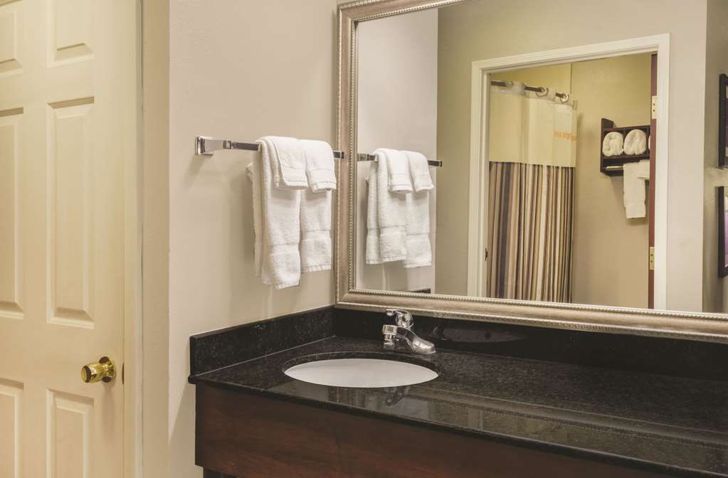 La Quinta Inn & Suites by Wyndham Louisville East - photo 16
