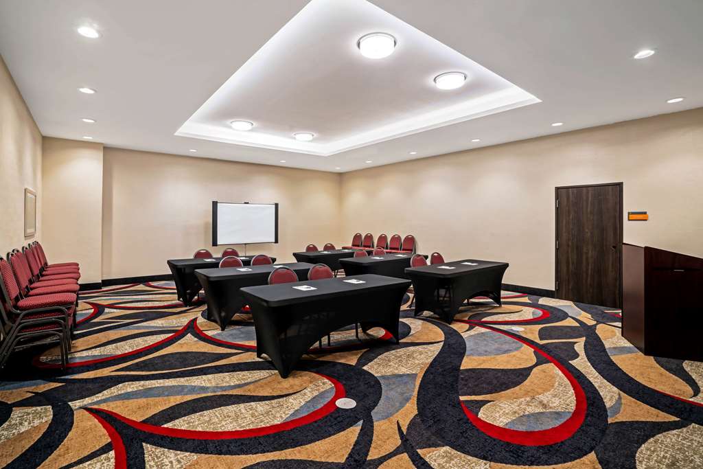 La Quinta Inn & Suites by Wyndham Tuscaloosa University - photo 28