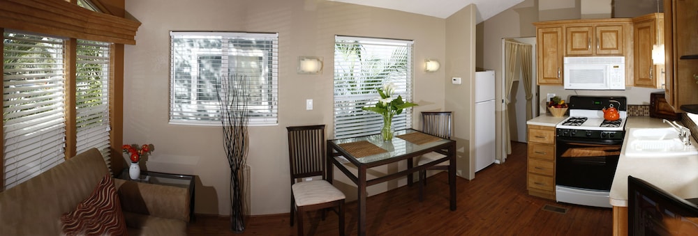 Arden Acres Executive Suites and Cottages - photo 7