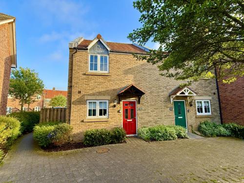 Pebble Cottage Part of the The Bay Filey Holiday Village with pool gym and direct beach access pub restaurant tennis and meadows walks — 4-Star Luxury Hotel in Filey, United Kingdom
