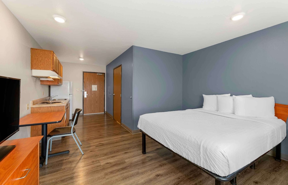 WoodSpring Suites Cleveland Avon - photo 7