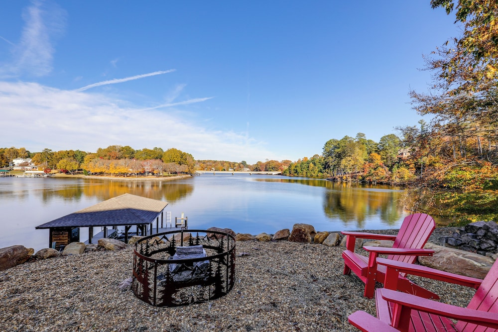 Hot Tub Game Room Lakefront Hickory Family Haven — hotel in Hickory