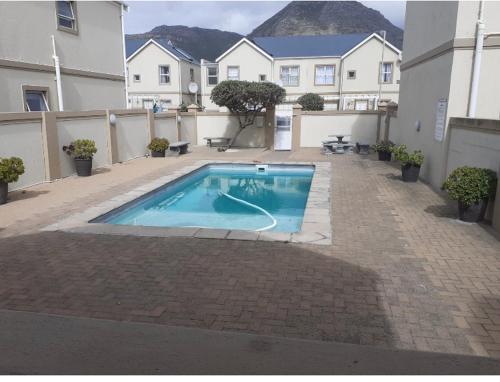 Spacious Entire Townhouse near Muizenberg Beach