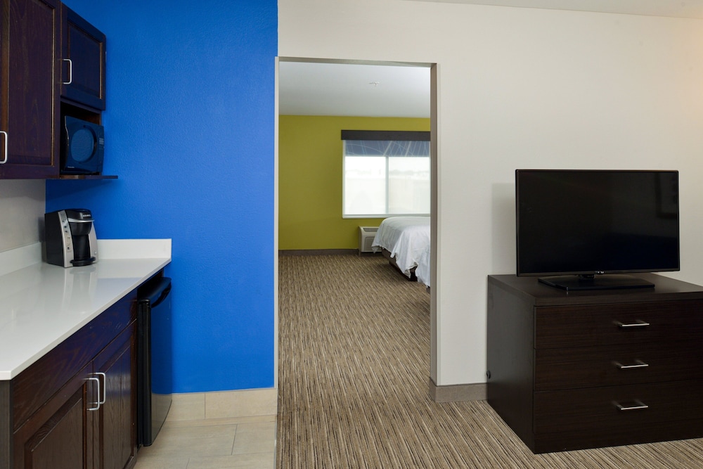 Holiday Inn Express & Suites Pueblo North by IHG - photo 13