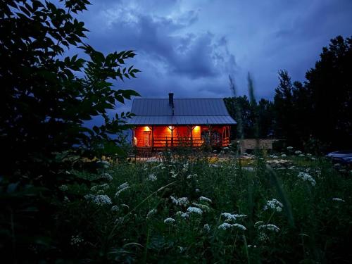 Chatka nad Jeziorem Czostków JustChill — hotel in Filipow