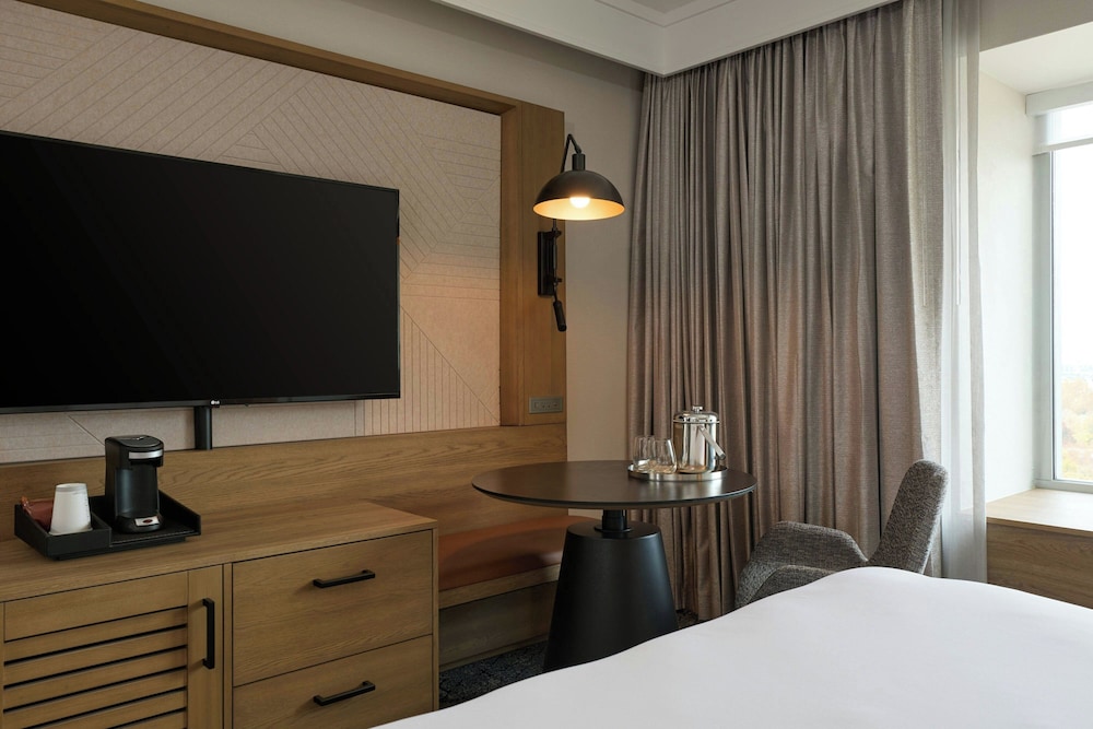 Sheraton Grand Sacramento Hotel - photo 5