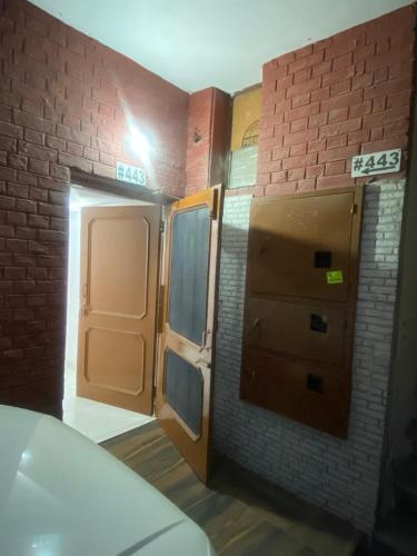 2 Bdrm Apartment With Kitchen And Ac Parking