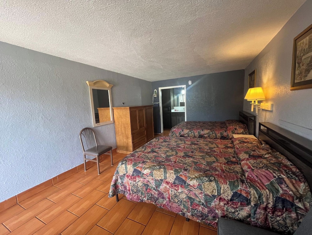 La Posada Inn By OYO Brownsville - photo 22