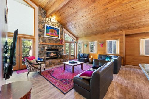 Mosaic Magic at Northstar Luxury 4BR with Private Hot Tub and Free Ski Shuttle in Truckee, United States