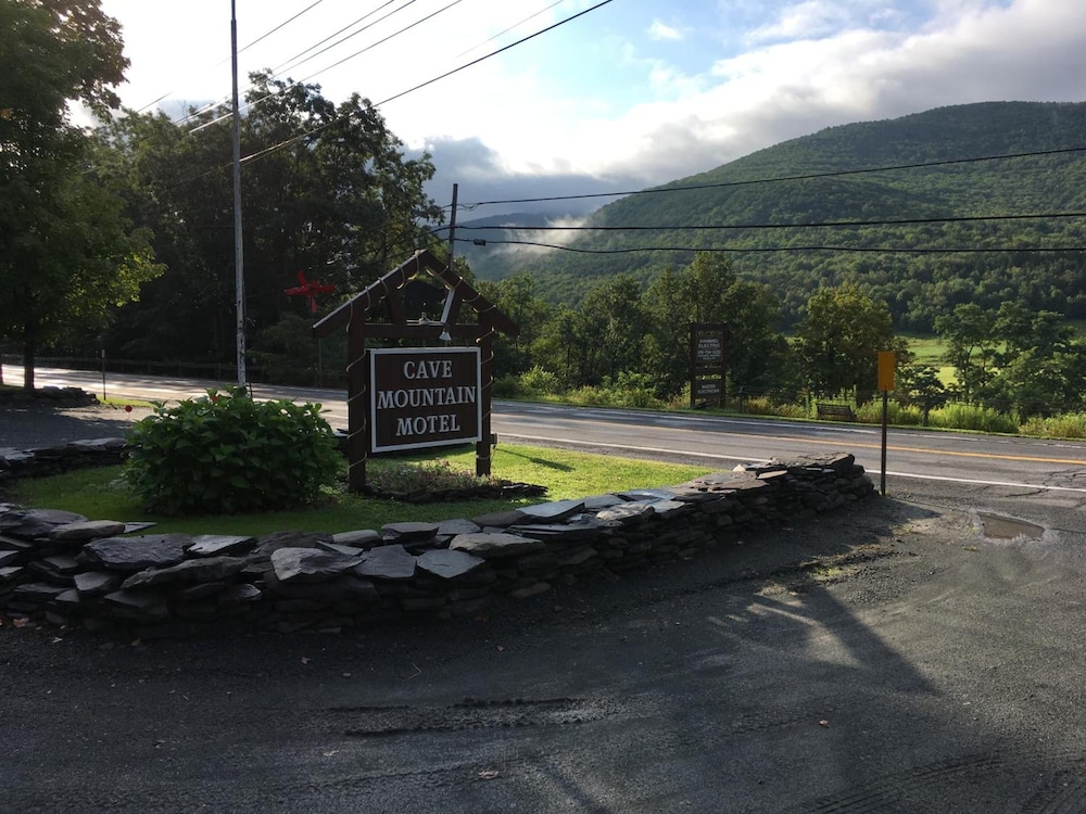 Cave Mountain Motel in Windham, United States