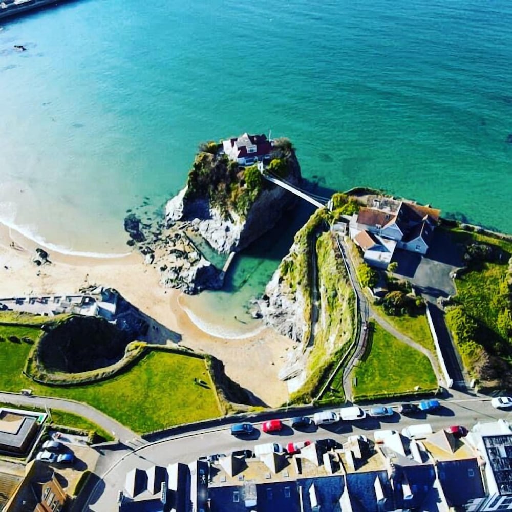 Lazy Waves — 4-Star Luxury Hotel in Newquay, United Kingdom
