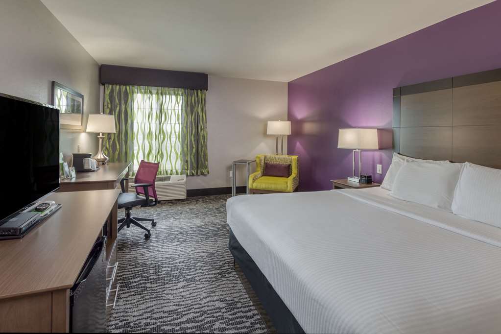 La Quinta Inn & Suites by Wyndham Visalia Sequoia Gateway - photo 22
