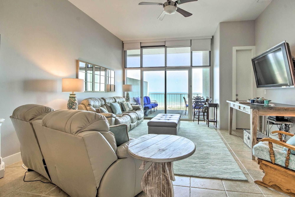 Poolside Fun and Beachfront Views Galveston Condo — 4-Star Luxury Hotel in Galveston, United States