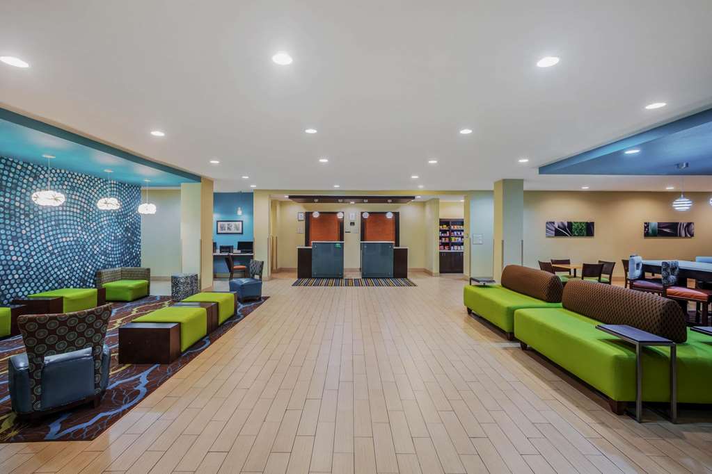 La Quinta Inn & Suites by Wyndham Beeville - photo 4