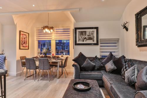 The Hepburn Top Floor Luxury for Up To 6 Guests Near Open Air Theatre And North Bay