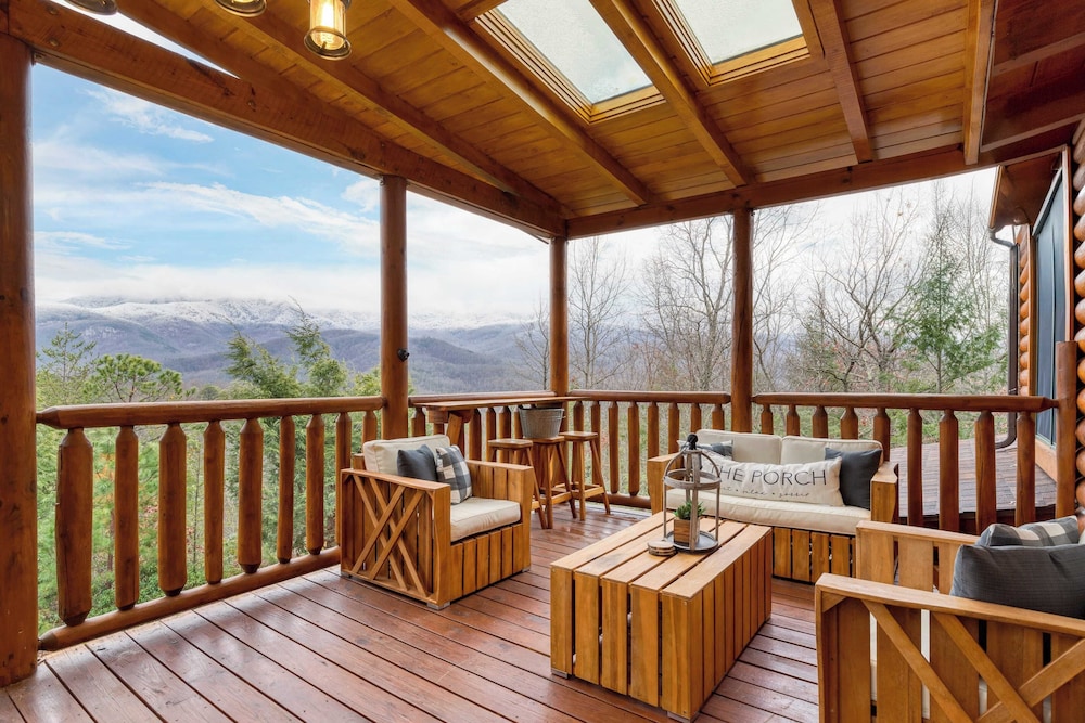 American Dream by Avantstay Deck w Views Theater Game Room Community Pool in Gatlinburg, United States