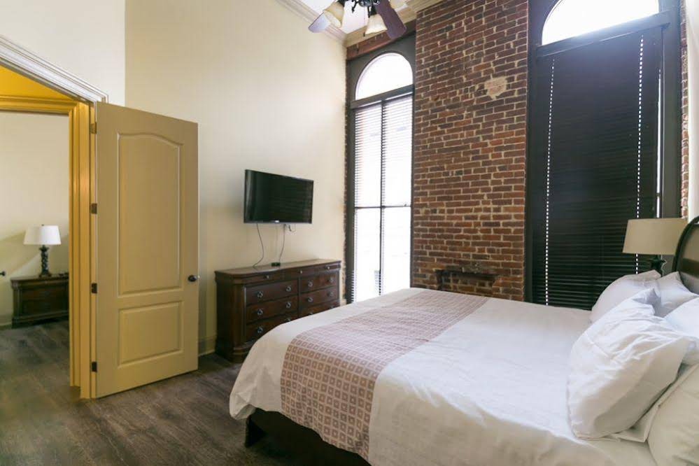 Hosteeva Baronne Street Suites - photo 11