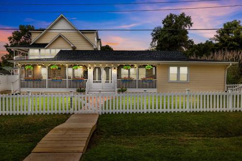 Imperial Porch Haven Cozy Fire Pit Fenced Yard — 4-Star Luxury Hotel in Imperial, United States