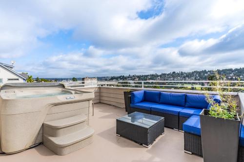 Majestic Views with a Hot Tub in Seattle, United States
