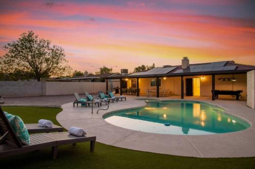 6 BR Oasis with Pool Pickle Ball Golf & More
